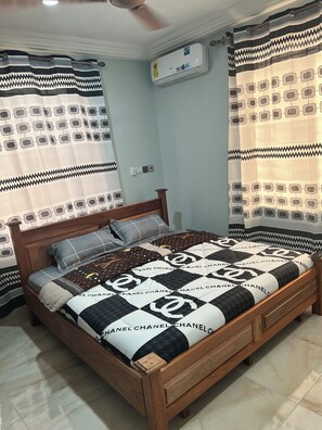 Espacio para trabajar con laptop, tabla de planchar con plancha y wifi 