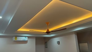 Eine Decke mit eingelassenen Leuchten und einem Deckenventilator.