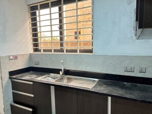 Frigorífic petit, microones i placa de cuina