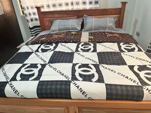 Espai de treball apte per a portàtils, planxa i posts de planxar i wifi