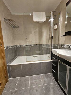 Hair dryer, towels - APT Astigarraga 2H 2C (Gipuzkoa) (Astigarraga)