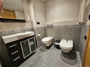 Hair dryer, towels - APT Astigarraga 2H 2C (Gipuzkoa) (Astigarraga)