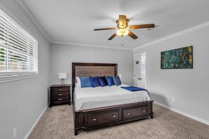 4 makuuhuonetta, työpöytä, silitysrauta/-lauta, vauvan matkasänky