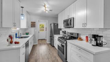 KylskÄp, mikrovÄgsugn, ugn och spishÀll