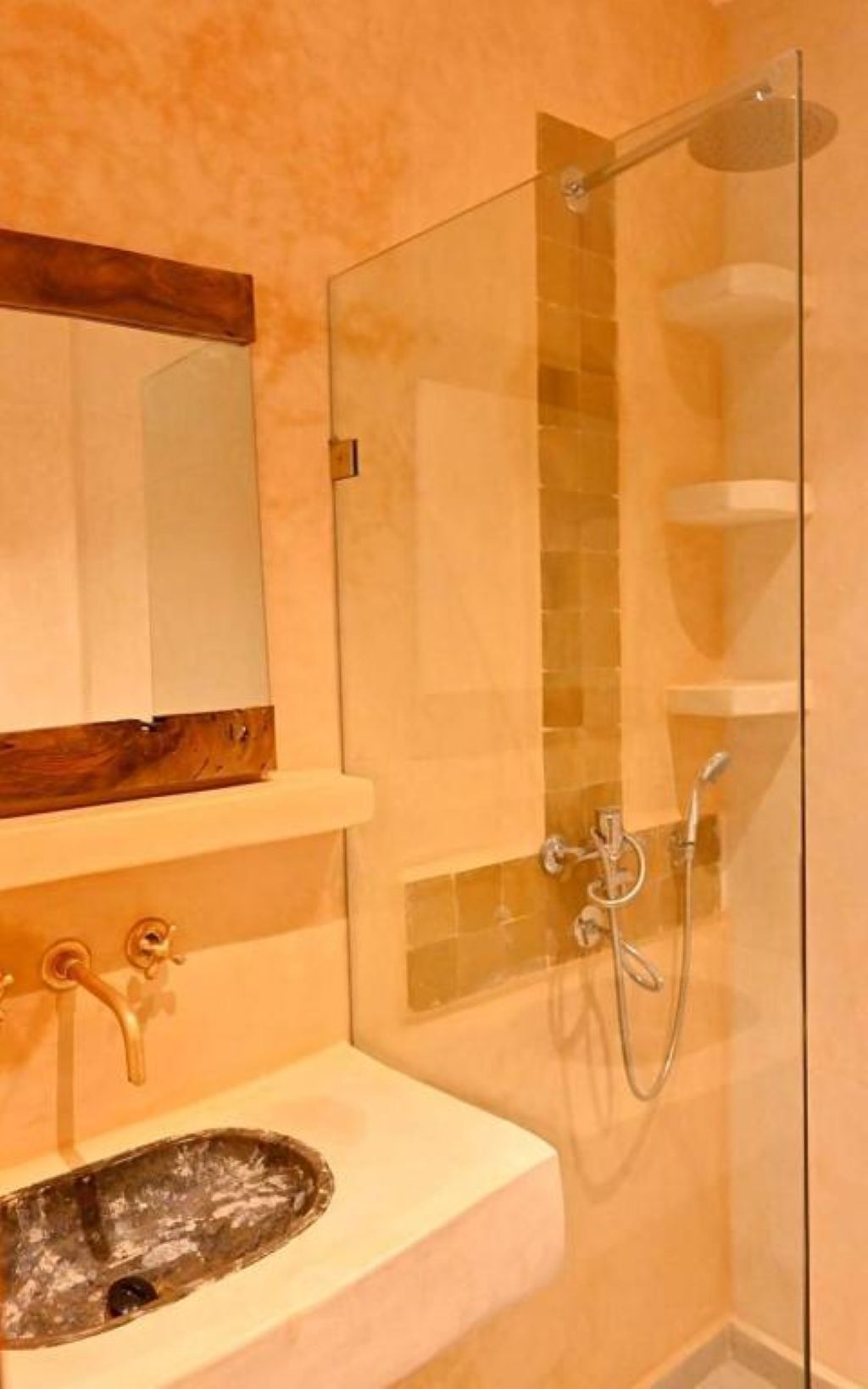 Haartrockner, Handtücher, Seife, Toilettenpapier