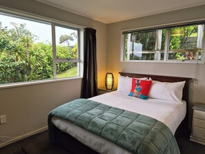 Premium bedding, pillow-top beds, individually decorated - Ocean & Mountain Views 3-bedroom Home (Kaikōura)