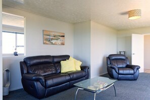 Family House, Ocean View | Living area - Ocean & Mountain Views 3-bedroom Home (Kaikōura)
