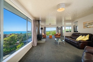 Family House, Ocean View | Living area