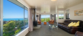 Ocean & Mountain Views 3-bedroom Home