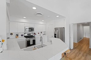 Refrigerador, microondas, horno y parrilla de estufa 