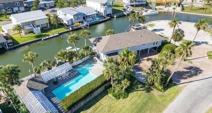 Resort Size Pool, 4 BR Waterfront with Paddleboards & Kayak in Key Allegro