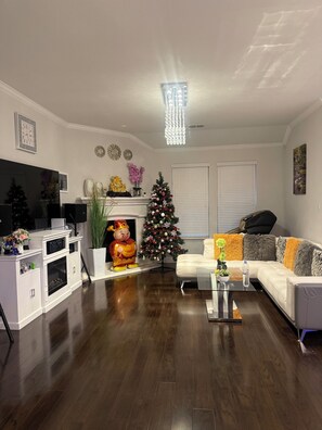 TV connectée, cheminée, écrans d'ordinateur, imprimantes