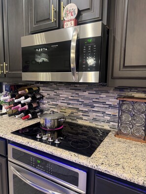 Réfrigérateur, micro-ondes, four, plaque de cuisson