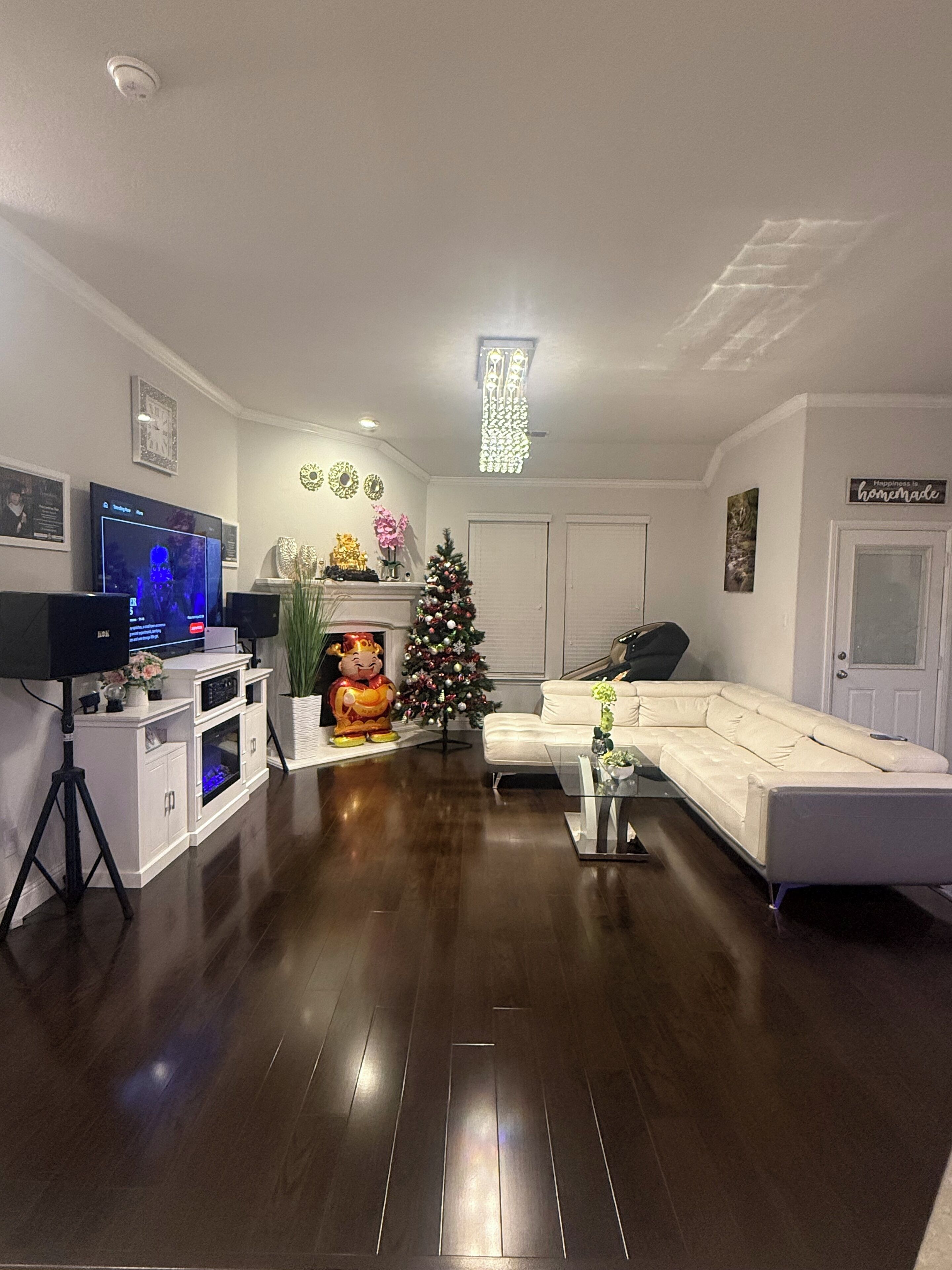 TV connectée, cheminée, écrans d'ordinateur, imprimantes