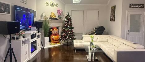 TV connectée, cheminée, écrans d'ordinateur, imprimantes