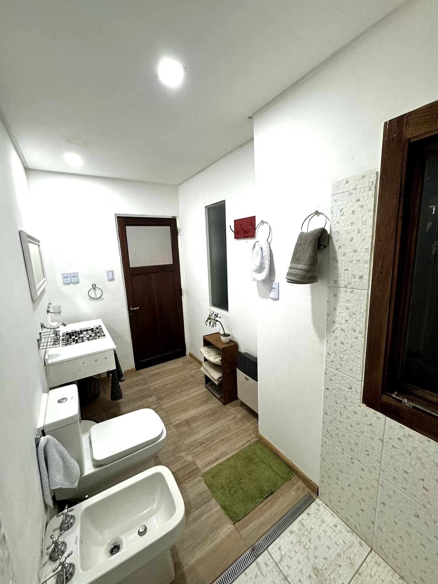 Bidet, serviettes fournies, savon, papier toilette