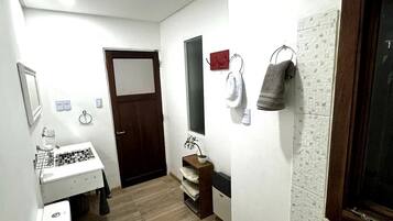 Bidet, serviettes fournies, savon, papier toilette