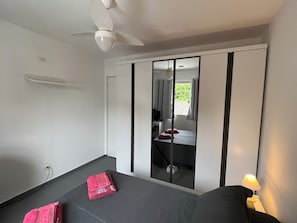 Iron/ironing board, WiFi, bed sheets