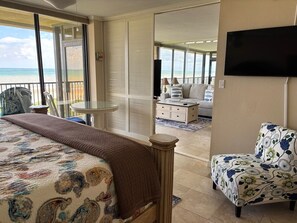 Tabla de planchar con plancha, wifi y ropa de cama