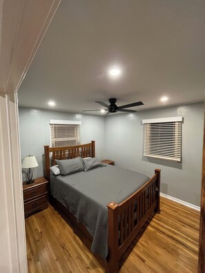 Iron/ironing board, free WiFi, bed sheets - Cozy newly renovated cottage. Downtown in quiet neighborhood. Sleeps up to 5. (Rock Port)