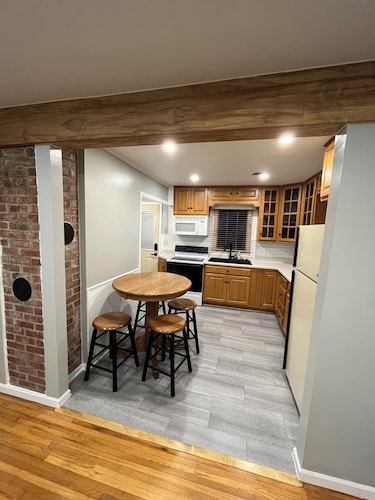 Cozy newly renovated cottage. Downtown in quiet neighborhood. Sleeps up to 5.