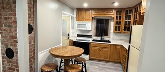 Cozy newly renovated cottage. Downtown in quiet neighborhood. Sleeps up to 5.