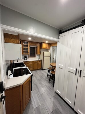 Fridge, microwave, oven, stovetop - Cozy newly renovated cottage. Downtown in quiet neighborhood. Sleeps up to 5. (Rock Port)