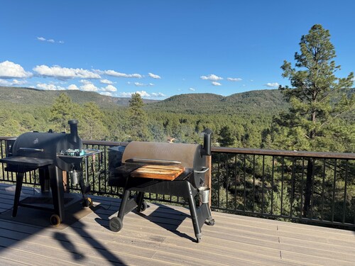 Gorgeous Scenic 5-bedroom lodge Tucked Away in peaceful Mountainside Pine Forest