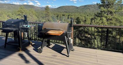 Gorgeous Scenic 5-bedroom lodge Tucked Away in peaceful Mountainside Pine Forest