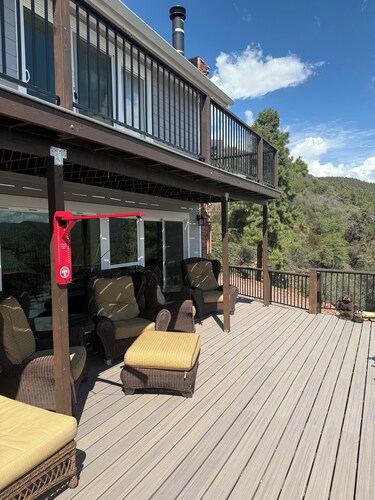 Gorgeous Scenic 5-bedroom lodge Tucked Away in peaceful Mountainside Pine Forest