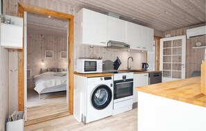 Réfrigérateur, micro-ondes, plaque de cuisson, lave-vaisselle