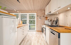 Réfrigérateur, micro-ondes, plaque de cuisson, lave-vaisselle