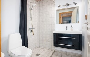 Shower - 3 bedroom beautiful home in Væggerløse (Væggerløse)