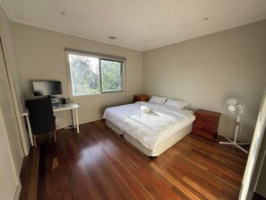 Room - Kew East Luxury 4BR Townhouse Free Street Parking Family Friendly (Kew East)