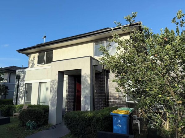 Exterior - Kew East Luxury 4BR Townhouse Free Street Parking Family Friendly (Kew East)
