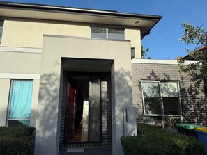 Exterior detail - Kew East Luxury 4BR Townhouse Free Street Parking Family Friendly (Kew East)