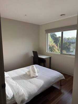 Internet - Kew East Luxury 4BR Townhouse Free Street Parking Family Friendly (Kew East)