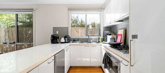 Kew East Luxury 4BR Townhouse Free Street Parking Family Friendly