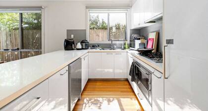 Kew East Luxury 4BR Townhouse Free Street Parking Family Friendly