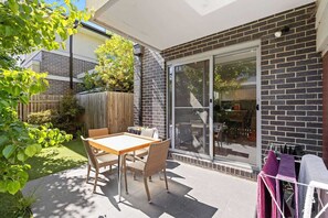 Outdoor dining - Kew East Luxury 4BR Townhouse Free Street Parking Family Friendly (Kew East)