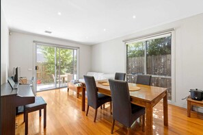 Interior - Kew East Luxury 4BR Townhouse Free Street Parking Family Friendly (Kew East)