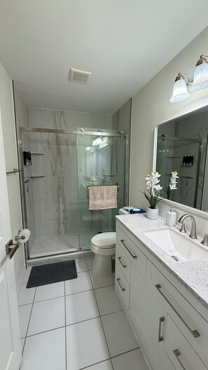 Hair dryer, towels, soap, shampoo - Relaxing Cape Coral Retreat with New LED Big Pool (Cape Coral)