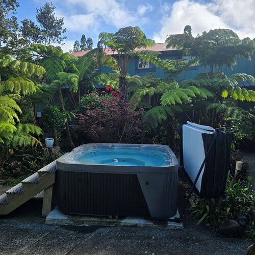 Pali’uli Estate has an old Hawaiian country feel in a tropical rain forest.