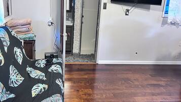 2 bedrooms, travel crib, free WiFi, bed sheets