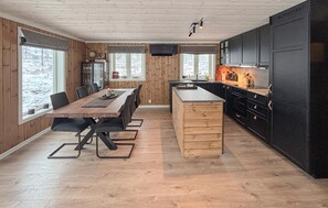 Refrigerador, parrilla de estufa, lavavajillas y cafetera y tetera 