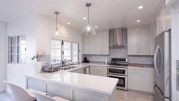 Horno, parrilla de estufa y lavavajillas