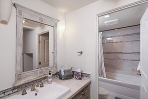 Towels, soap, toilet paper - Charming 3-bedroom condo with AC in San Clemente (San Clemente)