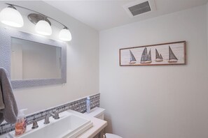 Towels, soap, toilet paper - Charming 3-bedroom condo with AC in San Clemente (San Clemente)