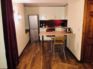 Private kitchen - Vibrant Apartment at The Shore in Leith (Edinburgh)
