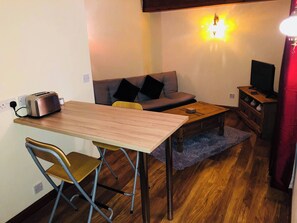 Interior - Vibrant Apartment at The Shore in Leith (Edinburgh)